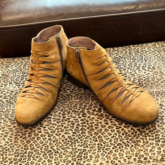 Naot leveche nubuck bootie worn 3 times! - Picture 5 of 5